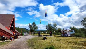 The view at Nikkaluokta. Flag pole and people getting ready to start the Classic.
